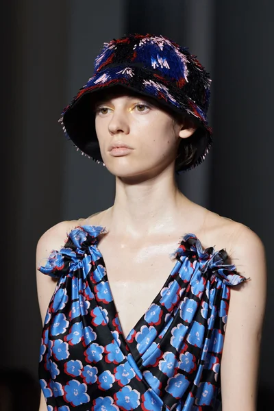 Look 16